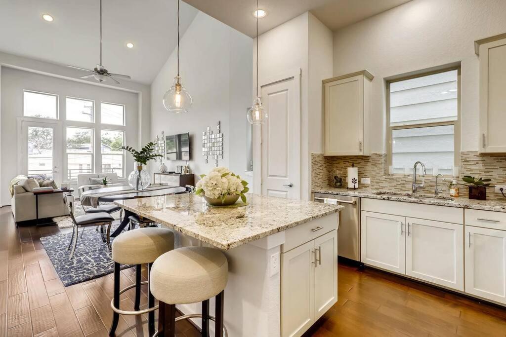 Gorgeous 4 Bed Home On St Mary'S - Minutes To Riverwalk/Pearl Сан Антонио Екстериор снимка