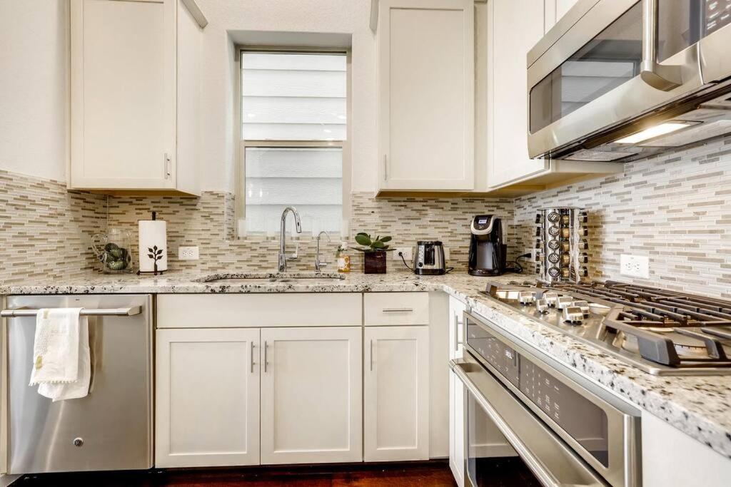 Gorgeous 4 Bed Home On St Mary'S - Minutes To Riverwalk/Pearl Сан Антонио Екстериор снимка